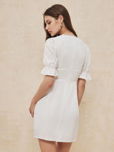 Kurzes Kleid mit Rüschenbesatz und Knopfleiste vorne